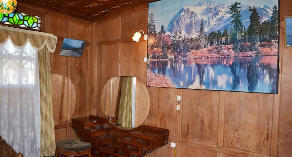 Young Hollywood House Boat, Srinagar 5